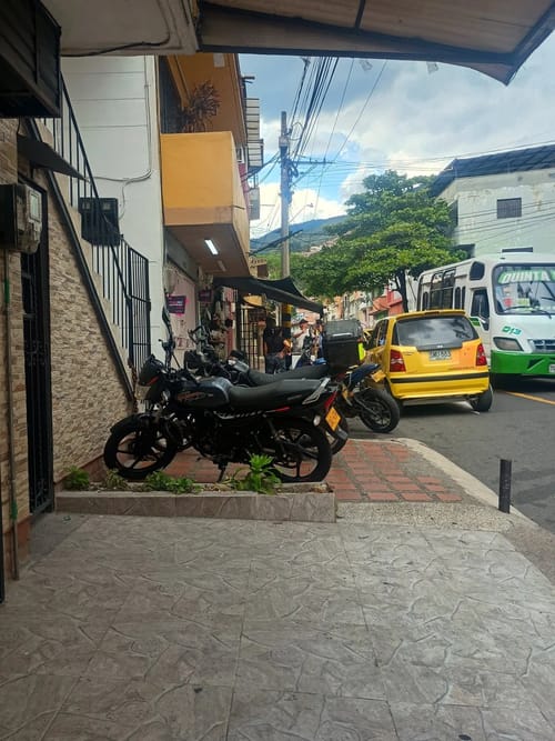 Local en arriendo en Miraflores, Medellín, 22 m² · foto 7 de 8
