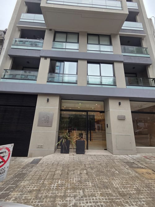 Exclusivo apartamento a estrenar en alquiler en el corazón del Centro: 2 dormitorios, diseño moderno y opción de garage para tu comodidad. · Photo 2