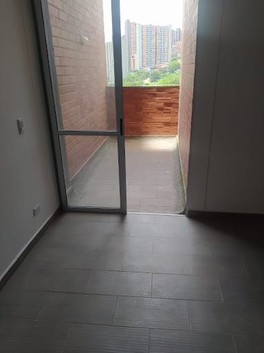 Apartamento de 3 alcobas en arriendo en Glorieta Pilsen, Itagüí, 76 m² · foto 3 de 9
