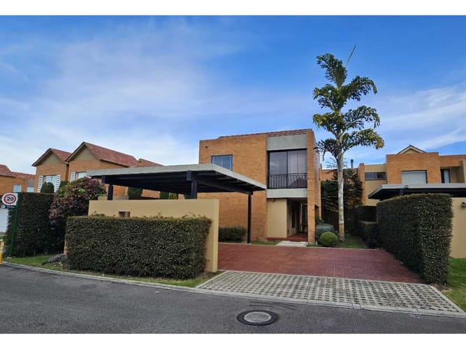 Casa de 3 alcobas en venta en Cc Fontanar, Chía, 252 m² · foto 2 de 23