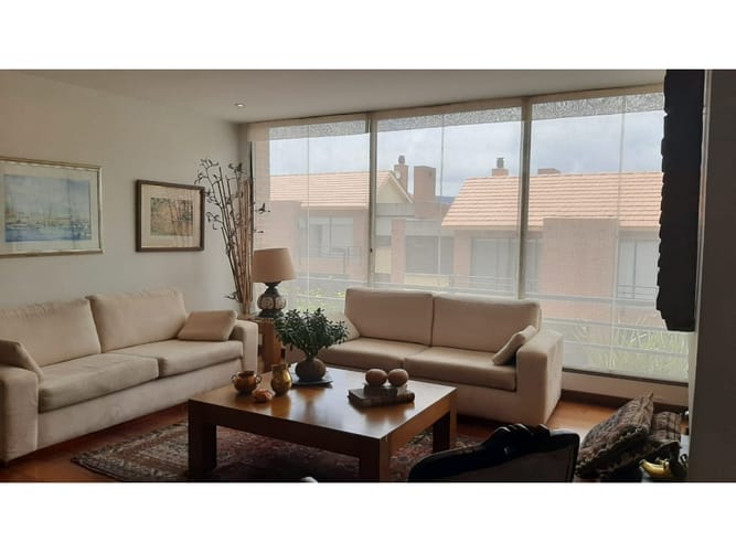 Casa de 4 alcobas en venta en Lindaraja, Bogotá, 300 m² · foto 2 de 24