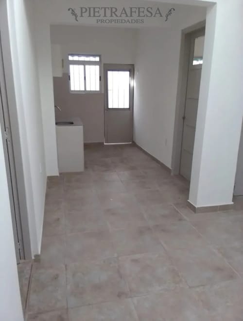 Apartamento en alquiler, 2 dormitorios, 1 baño, patio con parrillero. Sin gastos comunes. Buceo. · Foto 2