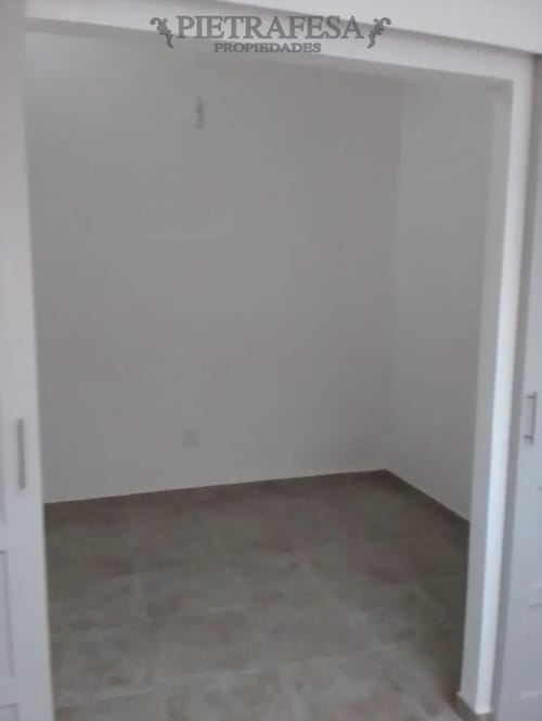Apartamento en alquiler, 2 dormitorios, 1 baño, patio con parrillero. Sin gastos comunes. Buceo. · Foto 5