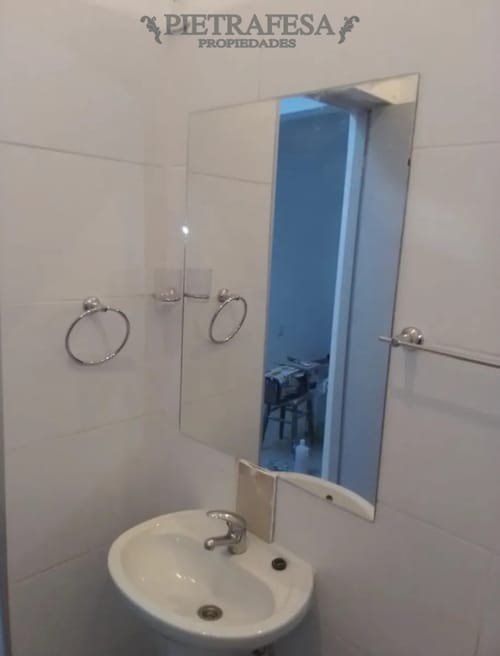 Apartamento en alquiler, 2 dormitorios, 1 baño, patio con parrillero. Sin gastos comunes. Buceo. · Foto 6