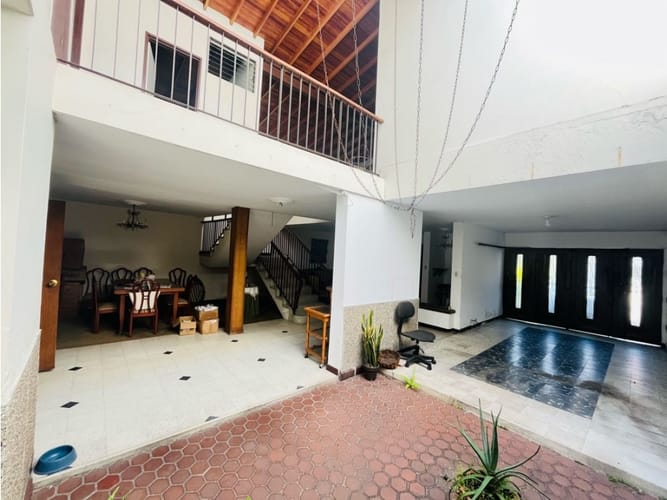 Casa de 5 alcobas en venta en Simon Bolivar, Medellín, 450 m² · foto 2 de 15