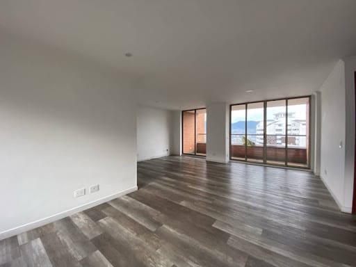 Apartamento de 3 alcobas en arriendo en Loma Del Campestre, Medellín, 135 m² · foto 2 de 20
