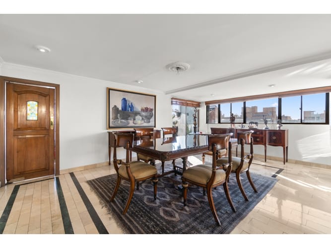 Apartamento de 3 alcobas en venta en San Patricio, Bogotá, 235 m² · foto 2 de 13