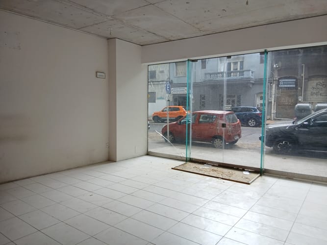 ALQUILER LOCAL COMERCIAL AMPLIO VENTANAL AL FRENTE EN EL CENTRO · Foto 2