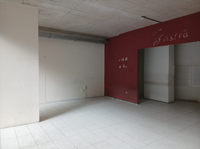 ALQUILER LOCAL COMERCIAL AMPLIO VENTANAL AL FRENTE EN EL CENTRO · Foto 4