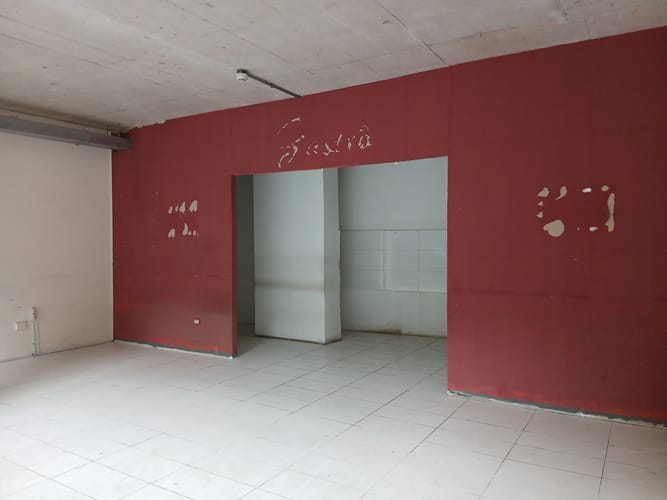 ALQUILER LOCAL COMERCIAL AMPLIO VENTANAL AL FRENTE EN EL CENTRO · Foto 5