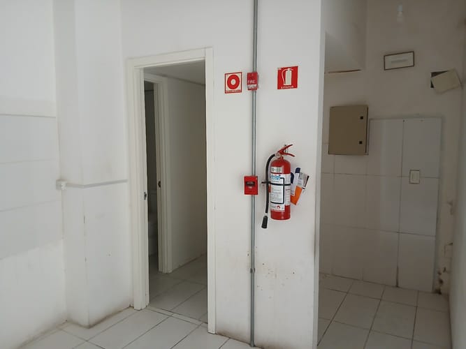 ALQUILER LOCAL COMERCIAL AMPLIO VENTANAL AL FRENTE EN EL CENTRO · Foto 6
