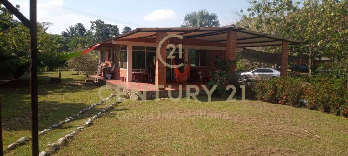 Finca en venta en Santa Rosa, Villavicencio, 280 m² · foto 2 de 15