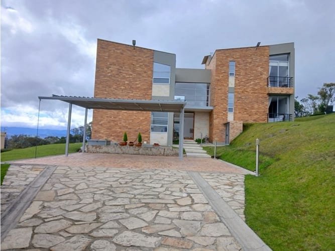 Casa de 5 alcobas en venta en Yerbabuena, Sopó, 352 m² · foto 2 de 24