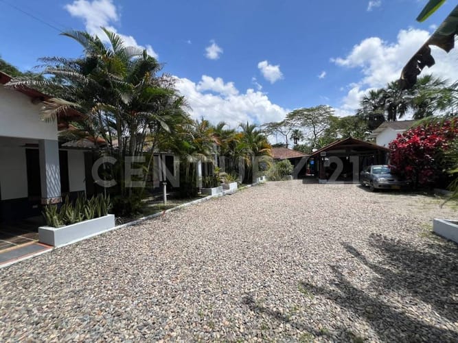 Casa de 10 alcobas en venta en Barcelona, Villavicencio, 400 m² · foto 3 de 18