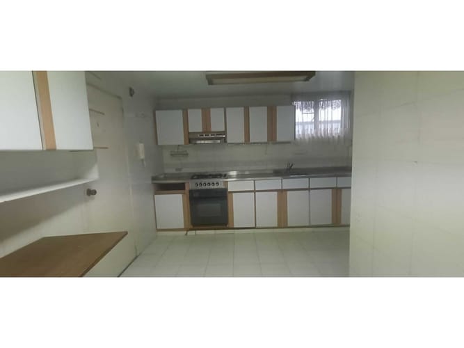 Apartamento de 3 alcobas en venta en Policarpa Salavarreta, Bogotá, 168 m² · foto 4 de 18