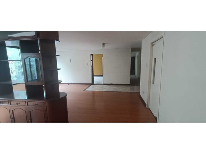 Apartamento de 3 alcobas en venta en Policarpa Salavarreta, Bogotá, 168 m² · foto 16 de 18