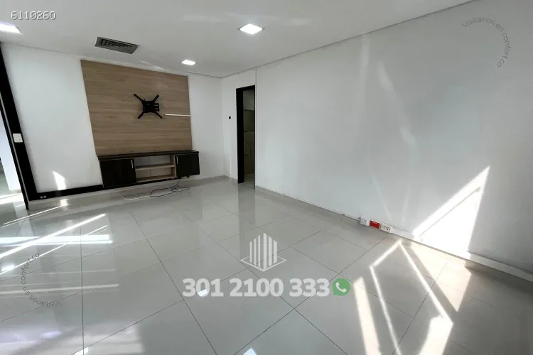 Oficina en arriendo en Milla De Oro, Medellín, 120 m² · foto 2 de 10
