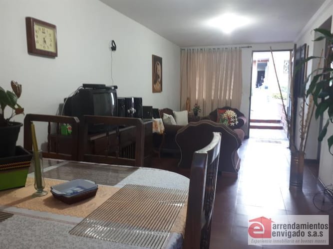 Casa de 4 alcobas en venta en El Trianon, Envigado, 160 m² · foto 2 de 23