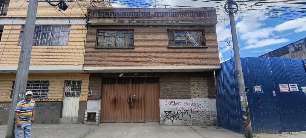 Casa de 2 alcobas en venta en Santa Lucia, Bogotá, 218 m² · foto 2 de 16