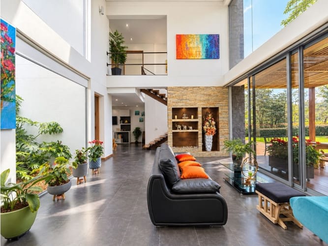 Casa de 4 alcobas en venta en Llano Grande, Rionegro, 380 m² · foto 2 de 14