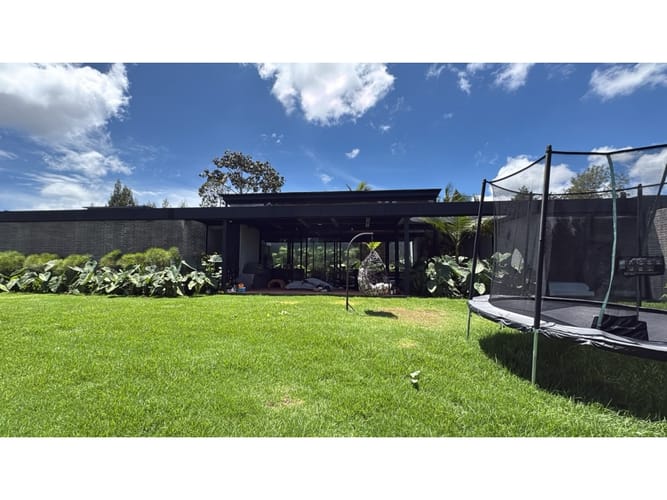 Casa de 3 alcobas en arriendo en El Porvenir, Envigado, 400 m² · foto 2 de 13