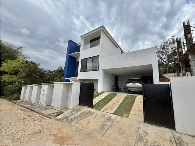 Casa de 4 alcobas en venta en Ruitoque, Girón, 286 m² · foto 2 de 24