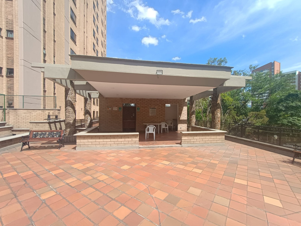 Apartamento en arriendo en El Poblado, Medellín · foto 2 de 24
