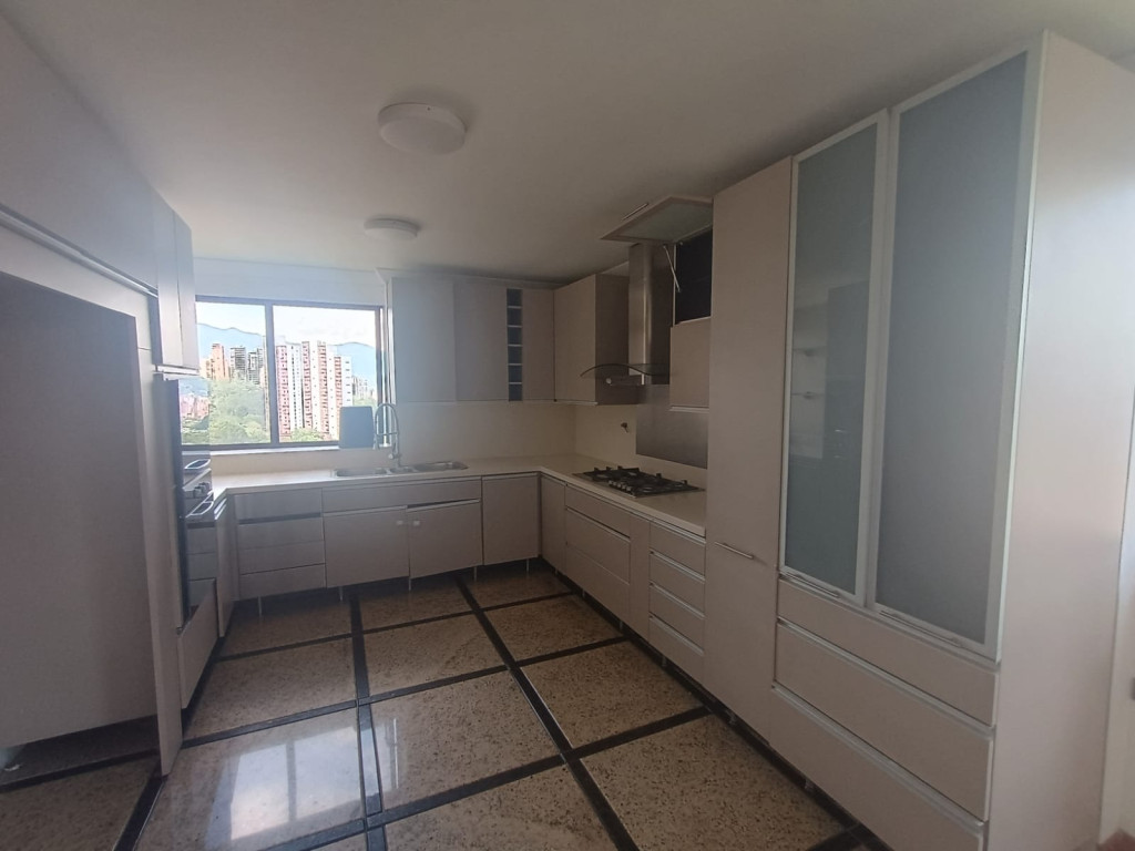 Apartamento en arriendo en El Poblado, Medellín · foto 4 de 24