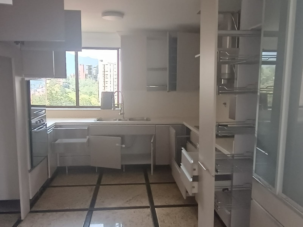 Apartamento en arriendo en El Poblado, Medellín · foto 8 de 24