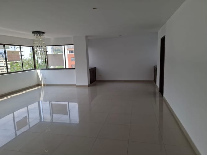 Apartamento de 3 alcobas en venta en Bellavista, Cali, 187 m² · foto 12 de 19