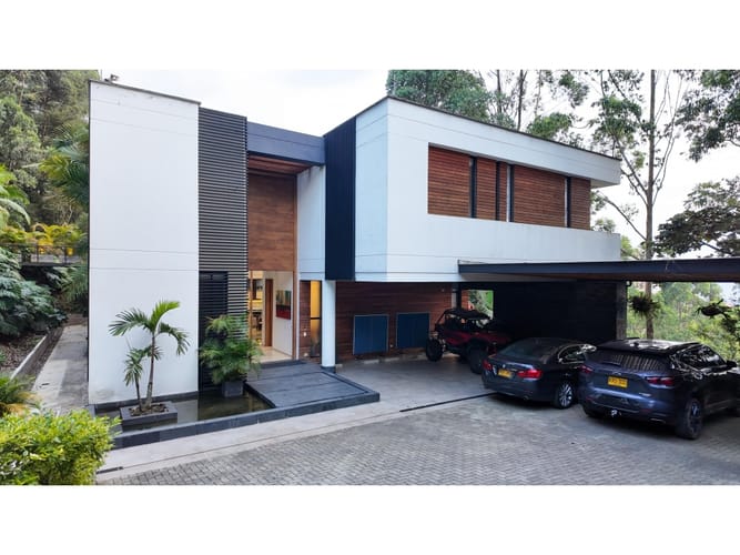 Casa de 4 alcobas en venta en El Poblado, Medellín, 700 m² · foto 2 de 24