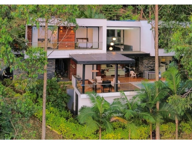 Casa de 4 alcobas en venta en El Poblado, Medellín, 700 m² · foto 3 de 24