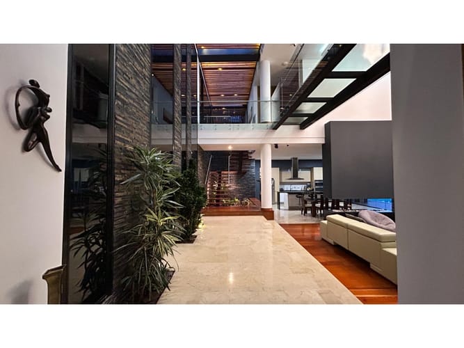 Casa de 4 alcobas en venta en El Poblado, Medellín, 700 m² · foto 8 de 24