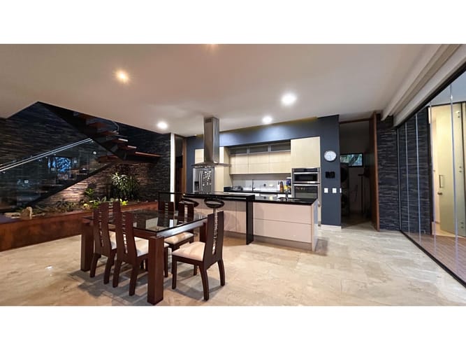 Casa de 4 alcobas en venta en El Poblado, Medellín, 700 m² · foto 16 de 24