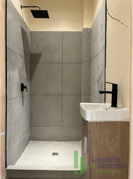 Casa de 10 alcobas en venta en La Magnolia, Envigado, 168 m² · foto 2 de 15