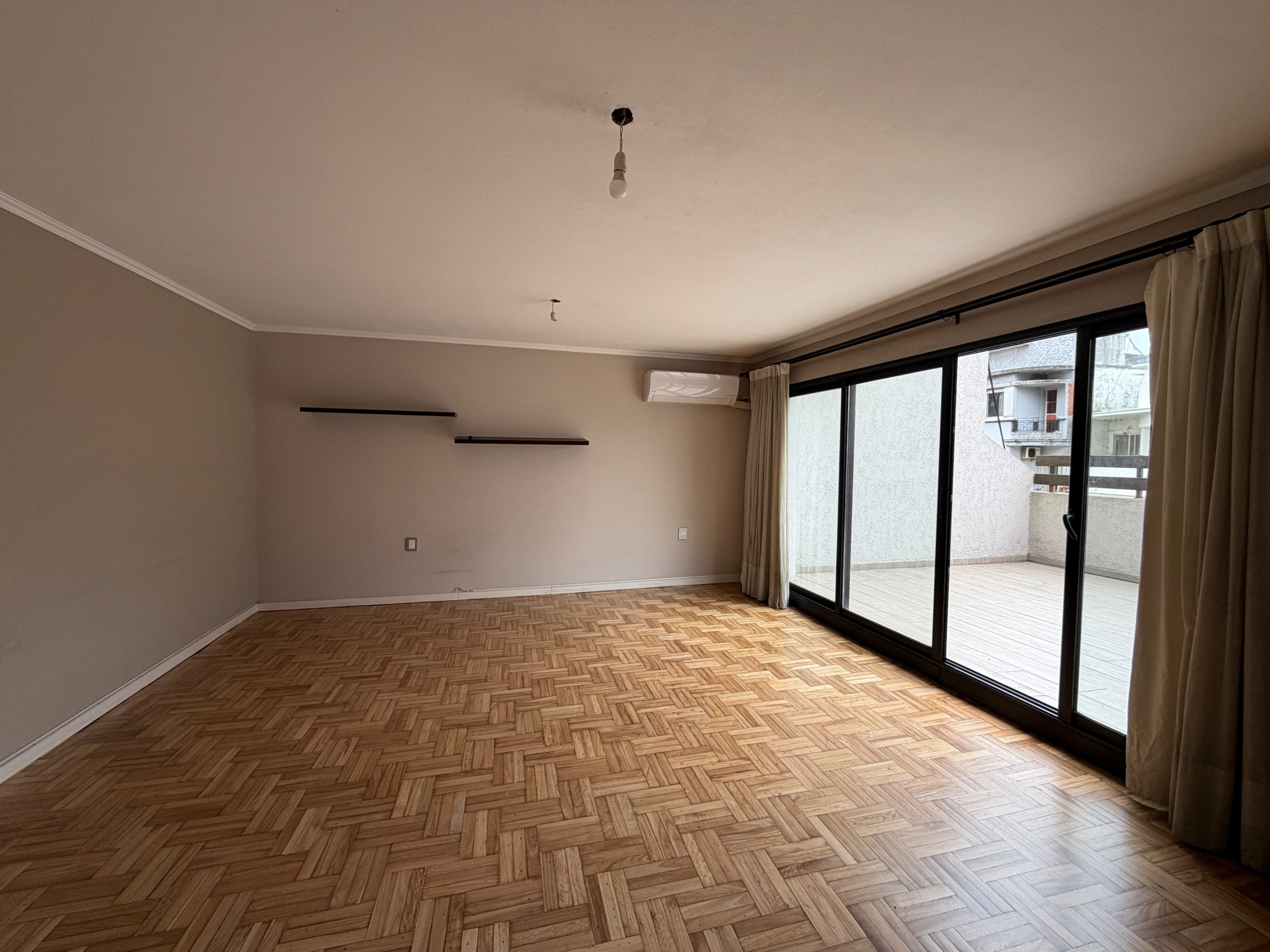Apartamento en alquiler 2 dormitorios con gran terraza y cochera en el Centro · Foto 1