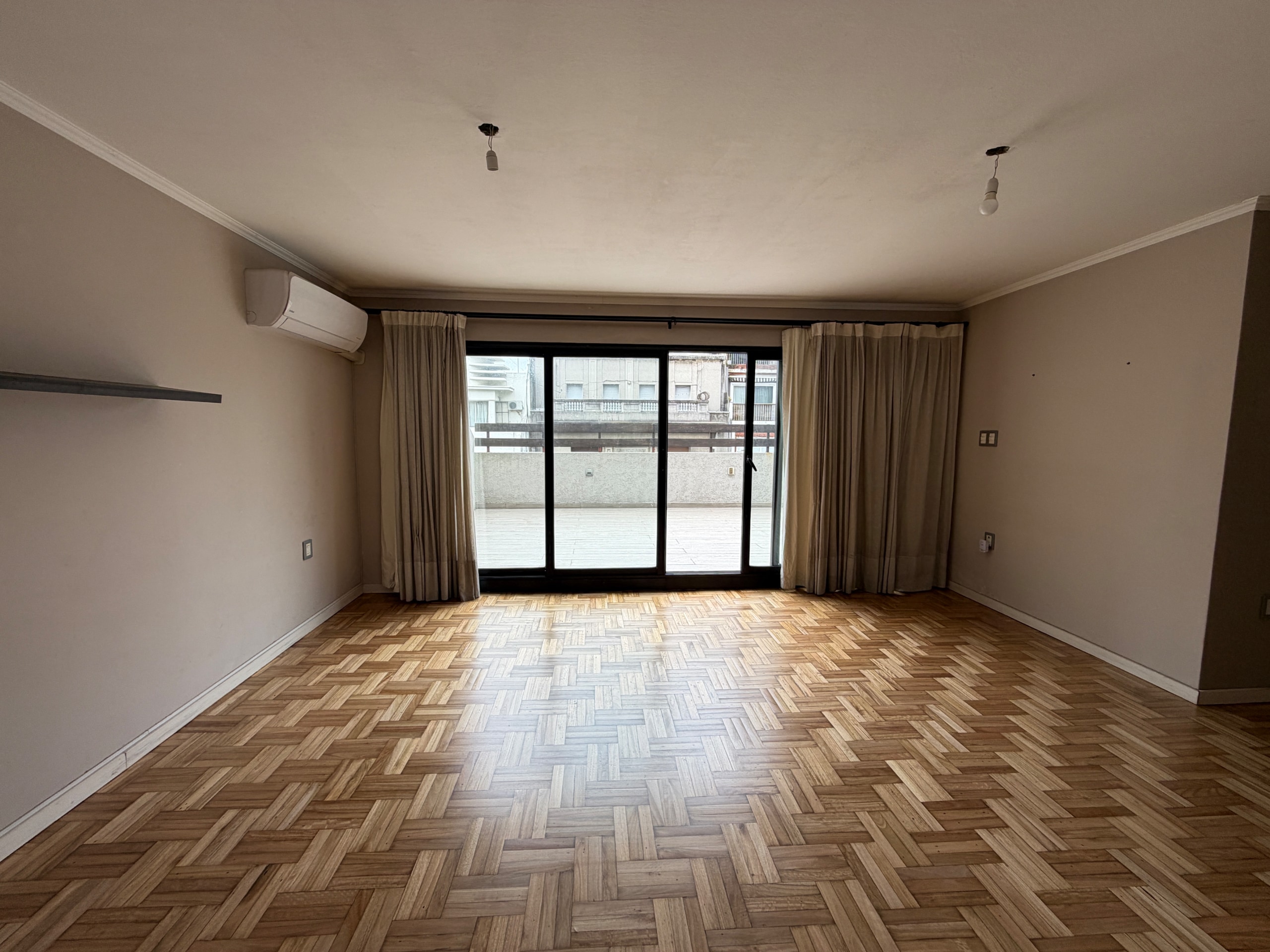 Apartamento en alquiler 2 dormitorios con gran terraza y cochera en el Centro · Foto 2