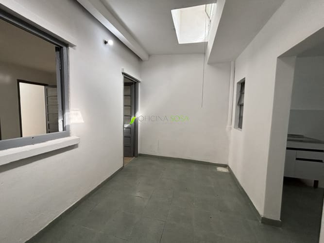 Oficina Sosa Prado - Balbin y Vallejo apartamento reciclado interior por corredor al fondo en planta baja sin gastos comunes · Foto 5