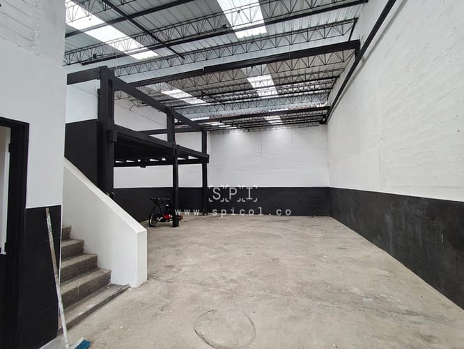 Bodega en arriendo en San Fernando, Itagüí, 260 m² · foto 2 de 13