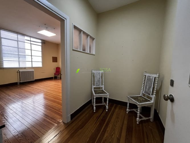Oficina Sosa Prado - Oficina en 25 de Mayo esquina Misiones de 30mts2 con baño propio y porteria, amplio y en buien estado · Foto 3