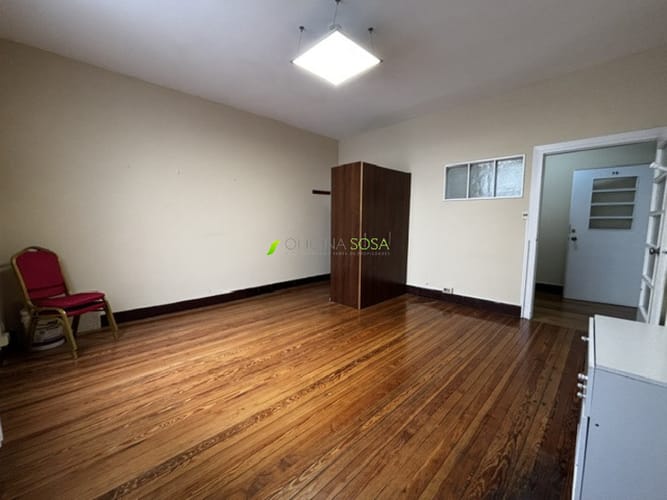 Oficina Sosa Prado - Oficina en 25 de Mayo esquina Misiones de 30mts2 con baño propio y porteria, amplio y en buien estado · Foto 4