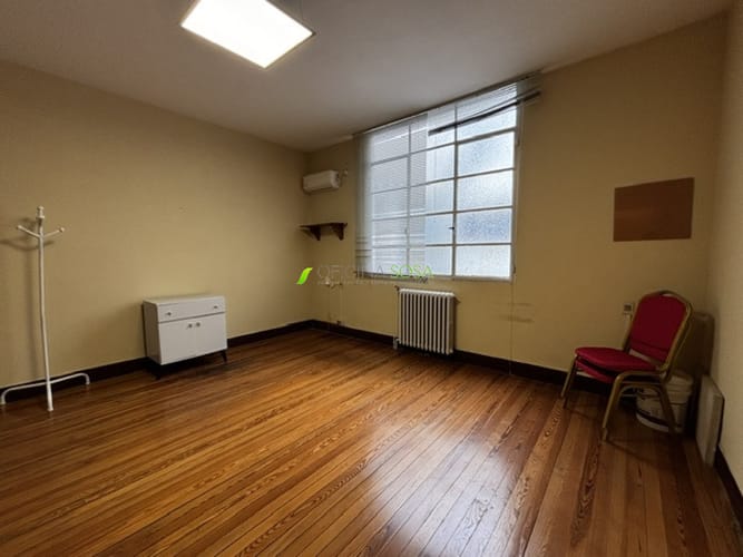 Oficina Sosa Prado - Oficina en 25 de Mayo esquina Misiones de 30mts2 con baño propio y porteria, amplio y en buien estado · Foto 5