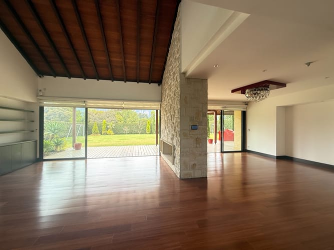 Casa de 4 alcobas en arriendo en Hatogrande, Sopó, 368 m² · foto 2 de 20
