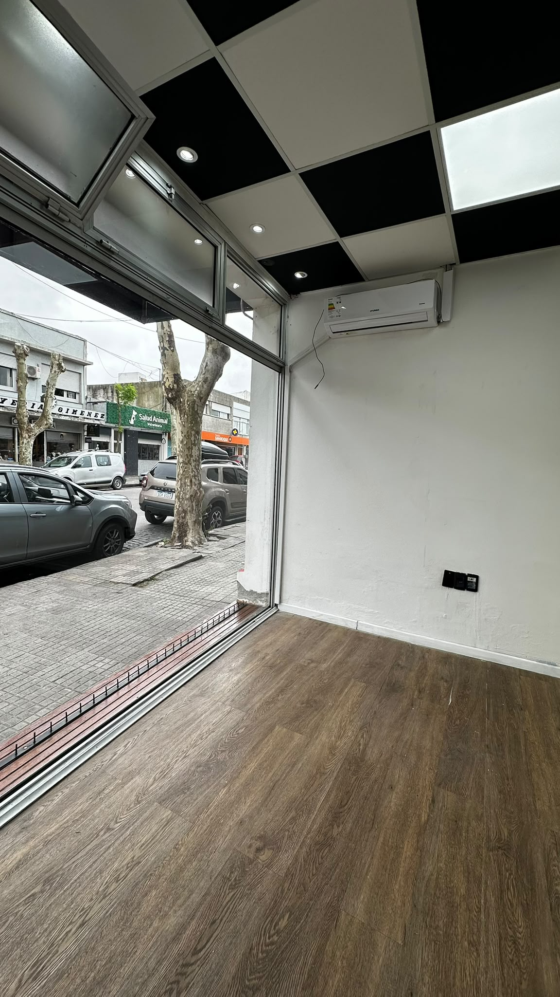 COD 1611 - Local Comercial en Plena avenida de Colonia · Foto 6