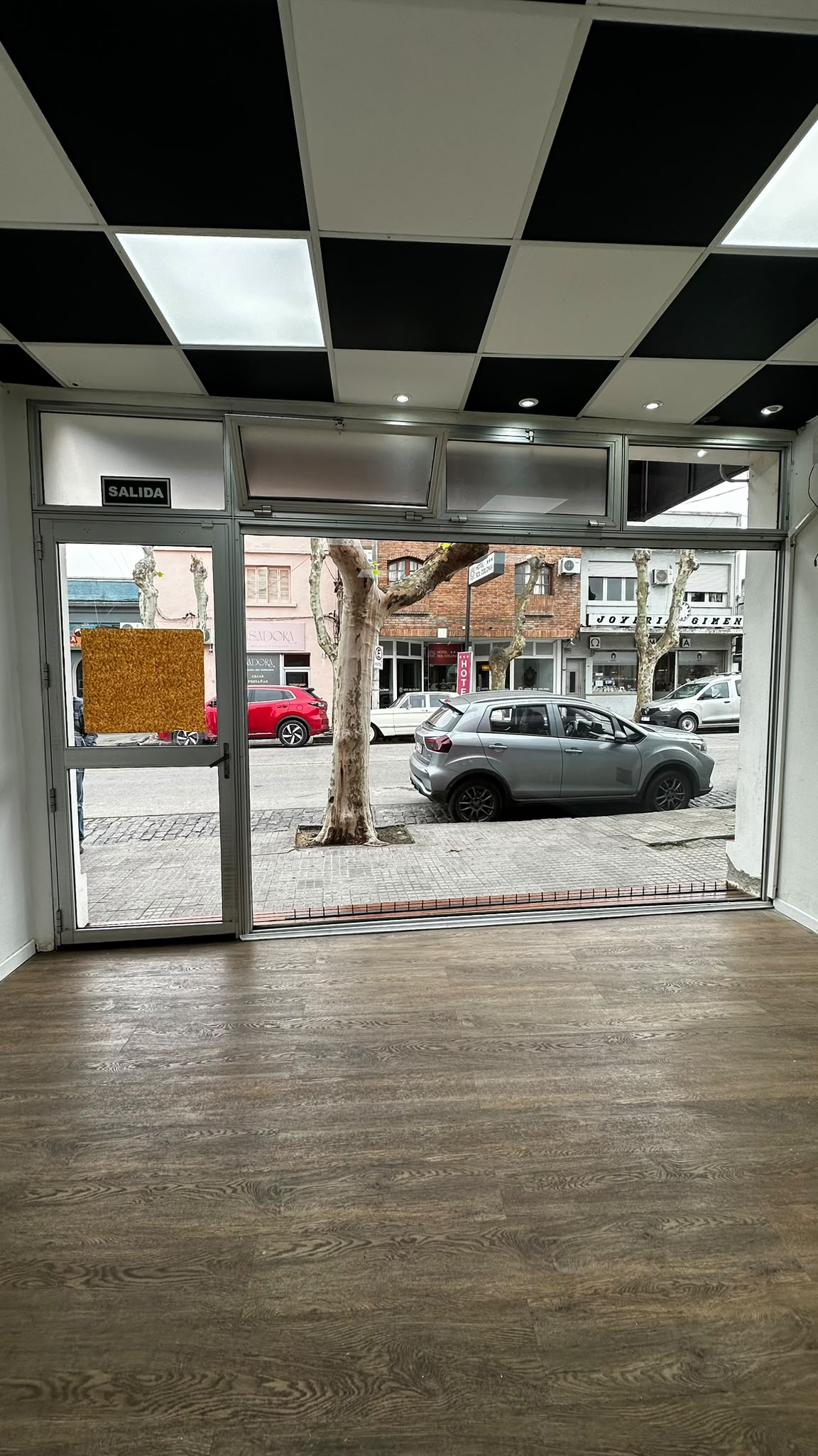 COD 1611 - Local Comercial en Plena avenida de Colonia · Foto 8