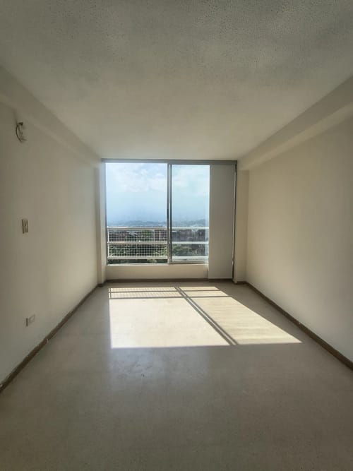 Apartamento de 3 alcobas en arriendo en Loma De Los Bernal, Medellín, 77 m² · foto 2 de 10
