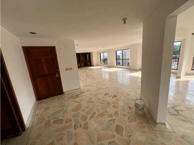 Apartamento de 3 alcobas en venta en Normandia, Cali, 248 m² · foto 2 de 18