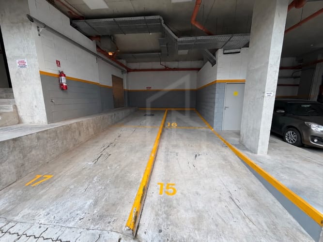 Alquiler Dos Cochera en alquiler de 10 m² en Tres Cruces · Foto 2