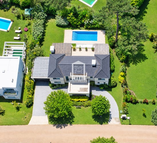 Barrio privado, Playa Mansa, 4 suites, piscina, playroom, barbacoa.