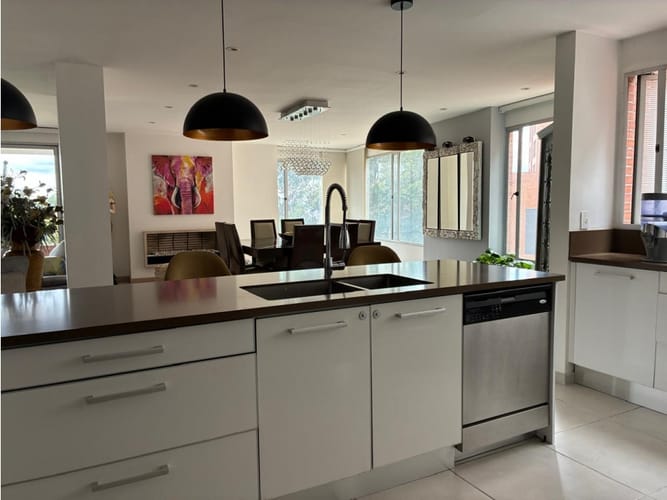 Apartamento de 3 alcobas en venta en Los Rosales, Bogotá, 211 m² · foto 7 de 24